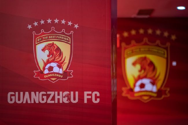 此前有多家意媒称罗马、米兰有意租借查洛巴，但根据FIFA新规，切尔西已无法外租球员。